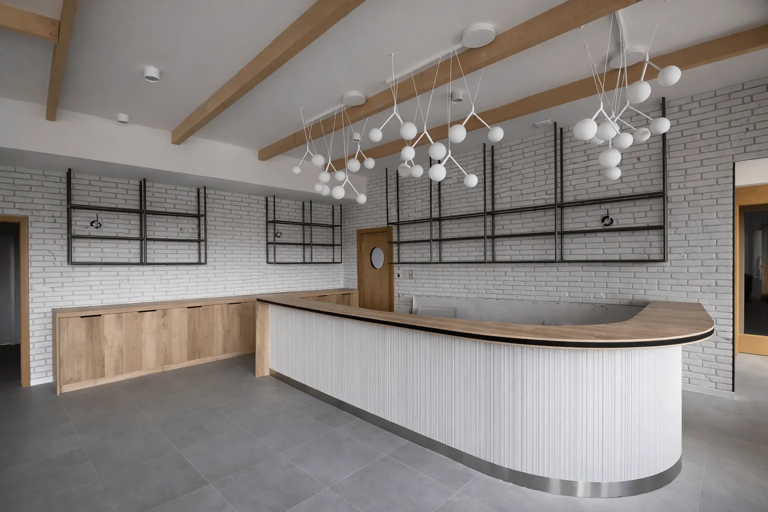 Koktejlový bar s kovovými policemi
